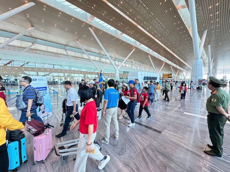 Ng&agrave;y 30/4 s&acirc;n bay T&acirc;n Sơn Nhất đ&oacute;n 115.000 lượt kh&aacute;ch, VNeID gi&uacute;p r&uacute;t ngắn thủ tục bay- Ảnh 5.