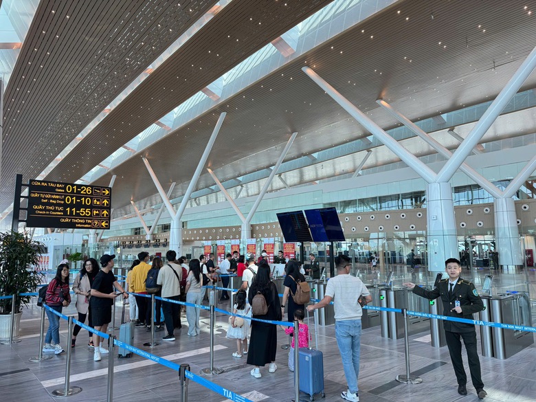 Ng&agrave;y 30/4 s&acirc;n bay T&acirc;n Sơn Nhất đ&oacute;n 115.000 lượt kh&aacute;ch, VNeID gi&uacute;p r&uacute;t ngắn thủ tục bay- Ảnh 1.