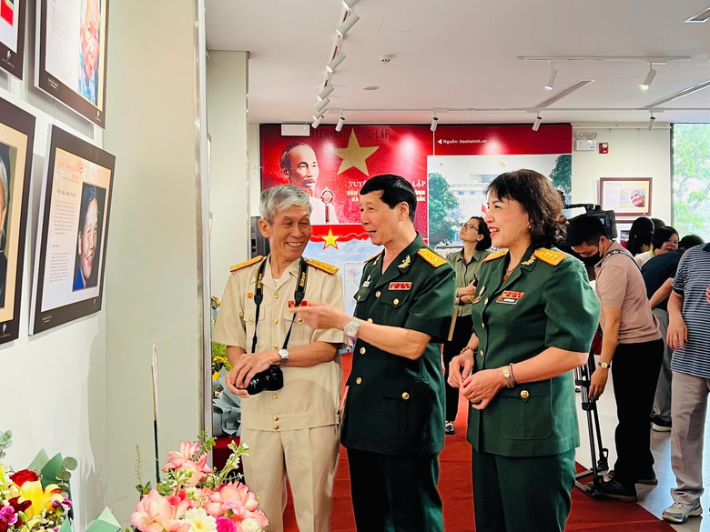 Hành trình đến Đại thắng mùa Xuân qua lăng kính triển lãm giữa Thủ đô- Ảnh 4. Hành trình đến Đại thắng mùa Xuân qua lăng kính triển lãm giữa Thủ đô- Ảnh 4.