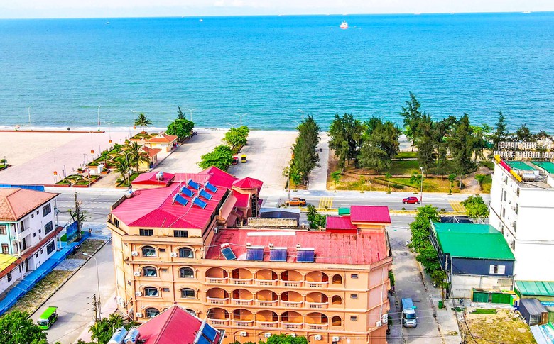 H&agrave;ng vạn du kh&aacute;ch đổ về biển Cửa L&ograve; dịp nghỉ lễ- Ảnh 2.