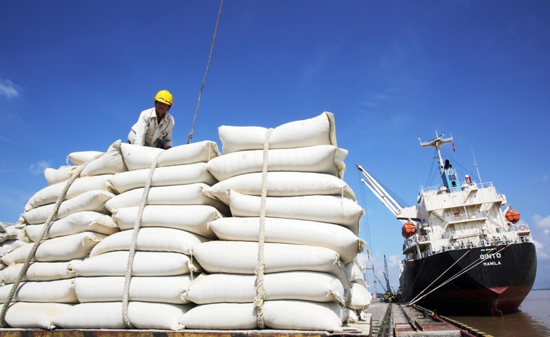 Bộ C&ocirc;ng thương thu hồi 10 giấy ph&eacute;p xuất khẩu gạo- Ảnh 1.