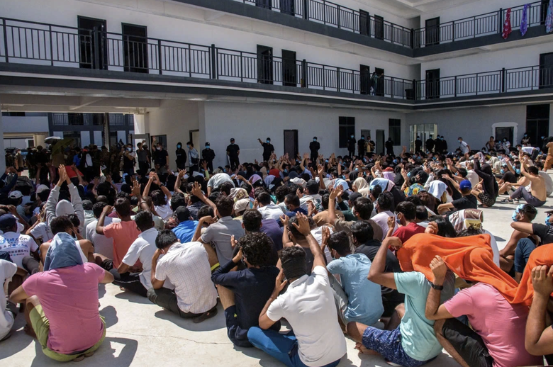 Việt Nam đưa th&ecirc;m 221 c&ocirc;ng d&acirc;n bị tạm giữ tại Myanmar về nước- Ảnh 1.