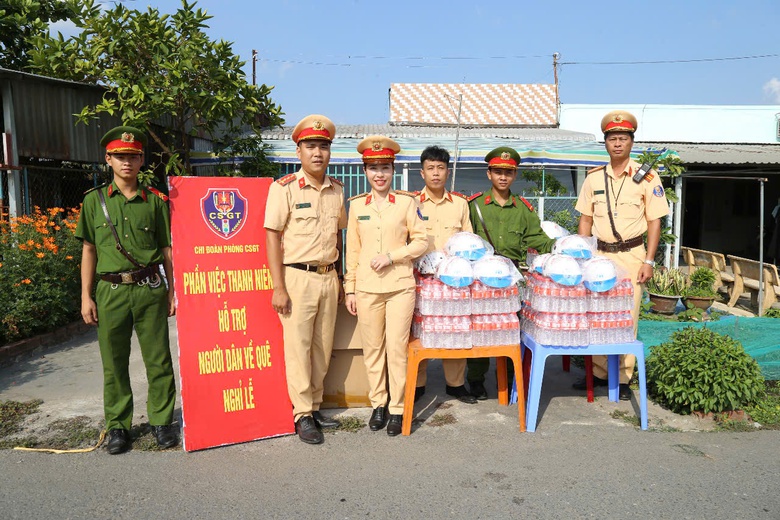 Người d&acirc;n về nghỉ lễ bất ngờ khi được CSGT tặng mũ bảo hiểm, nước suối- Ảnh 1.