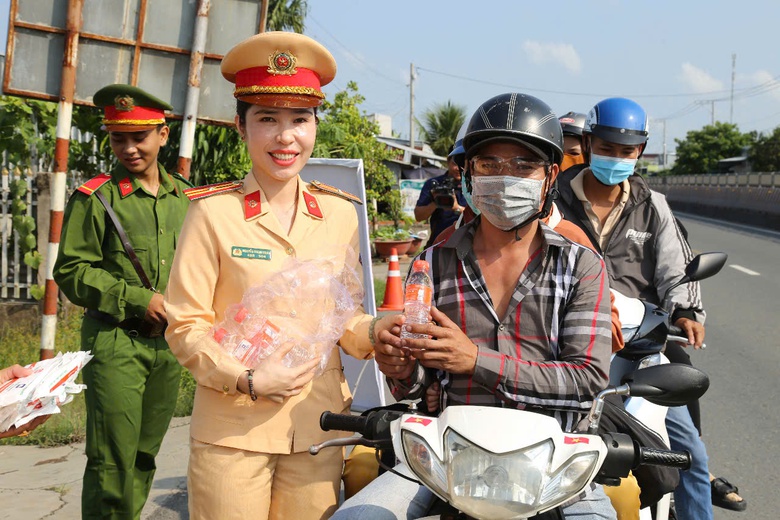 Người d&acirc;n về nghỉ lễ bất ngờ khi được CSGT tặng mũ bảo hiểm, nước suối- Ảnh 5.