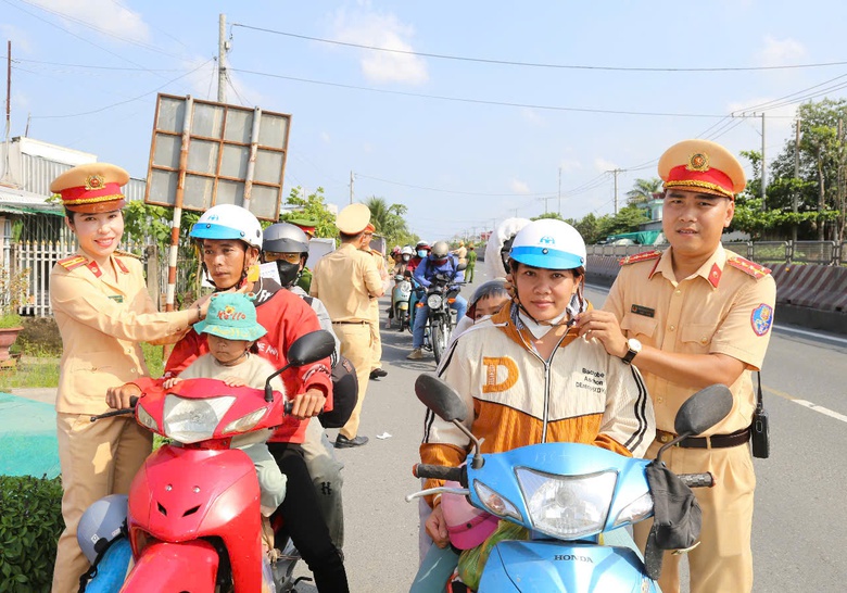 Người d&acirc;n về nghỉ lễ bất ngờ khi được CSGT tặng mũ bảo hiểm, nước suối- Ảnh 6.