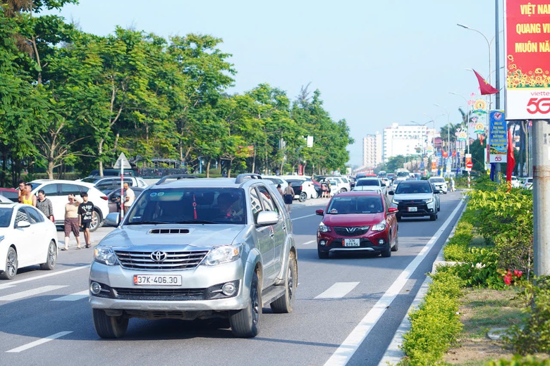 H&agrave;ng vạn du kh&aacute;ch đổ về biển Cửa L&ograve; dịp nghỉ lễ- Ảnh 5.