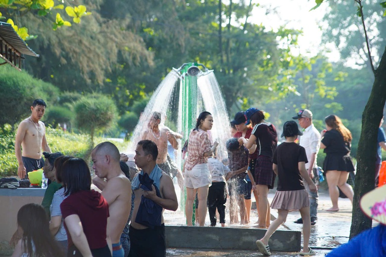 H&agrave;ng vạn du kh&aacute;ch đổ về biển Cửa L&ograve; dịp nghỉ lễ- Ảnh 11.