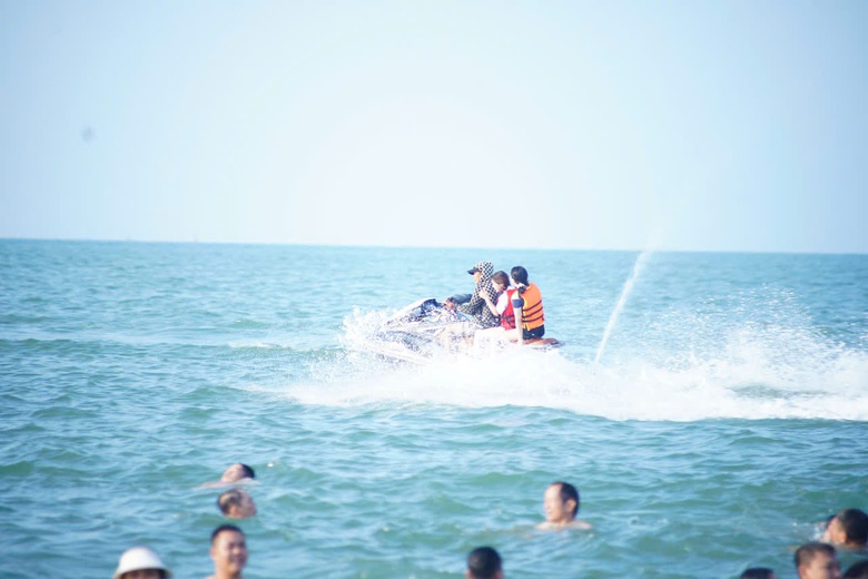 H&agrave;ng vạn du kh&aacute;ch đổ về biển Cửa L&ograve; dịp nghỉ lễ- Ảnh 9.