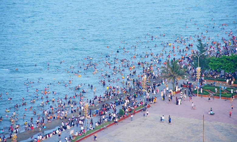 H&agrave;ng vạn du kh&aacute;ch đổ về biển Cửa L&ograve; dịp nghỉ lễ- Ảnh 7.