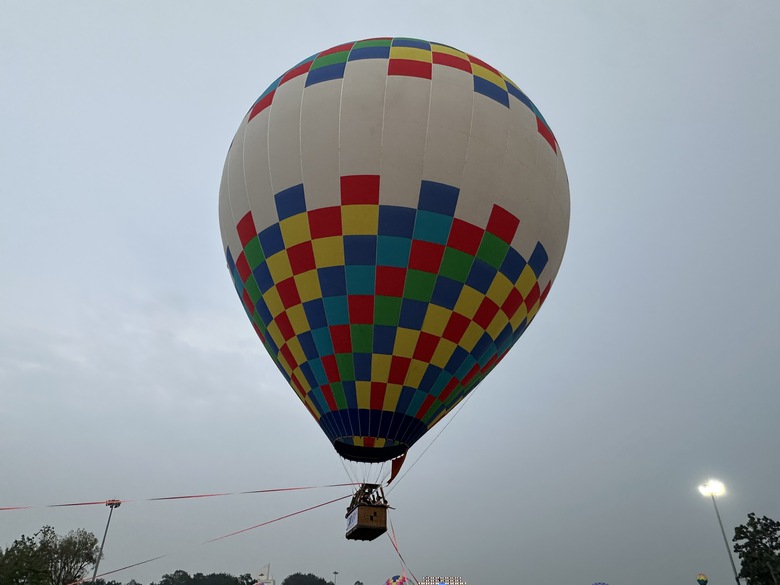 Vĩnh Ph&uacute;c: Người d&acirc;n đội mưa xem Festival Khinh kh&iacute; cầu 2025- Ảnh 4.