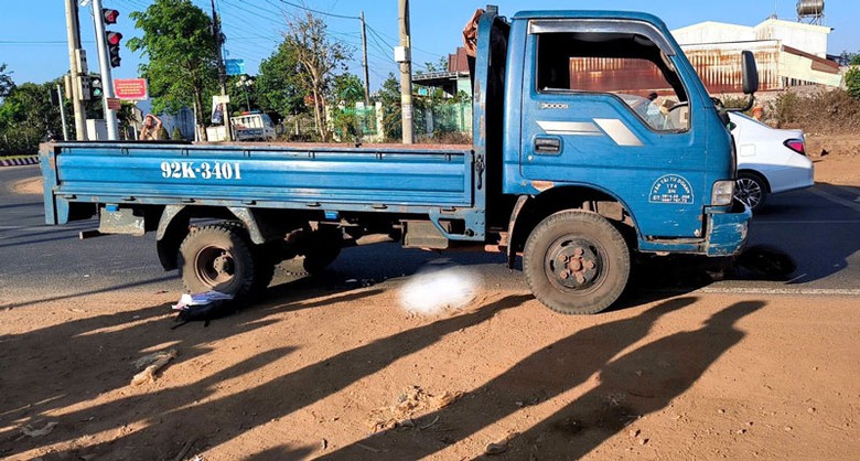 Chiếc ô tô tải tại hiện trường vụ tai nạn - Ảnh: Hoàng Thạch. Chiếc ô tô tải tại hiện trường vụ tai nạn - Ảnh: Hoàng Thạch.