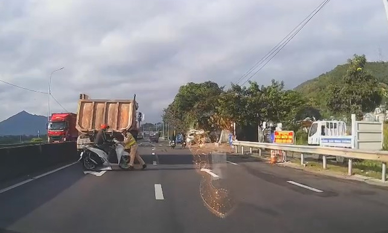 X&aacute;c minh t&agrave;i xế xe m&aacute;y "th&ocirc;ng chốt", su&yacute;t t&ocirc;ng tr&uacute;ng cảnh s&aacute;t giao th&ocirc;ng- Ảnh 1.