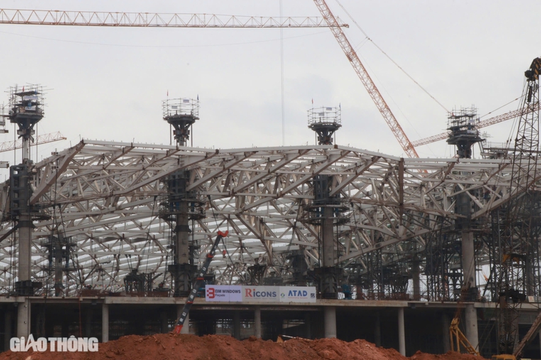 N&acirc;ng th&agrave;nh c&ocirc;ng v&ograve;m th&eacute;p m&aacute;i trung t&acirc;m s&acirc;n bay Long Th&agrave;nh nặng 5.300 tấn- Ảnh 2.