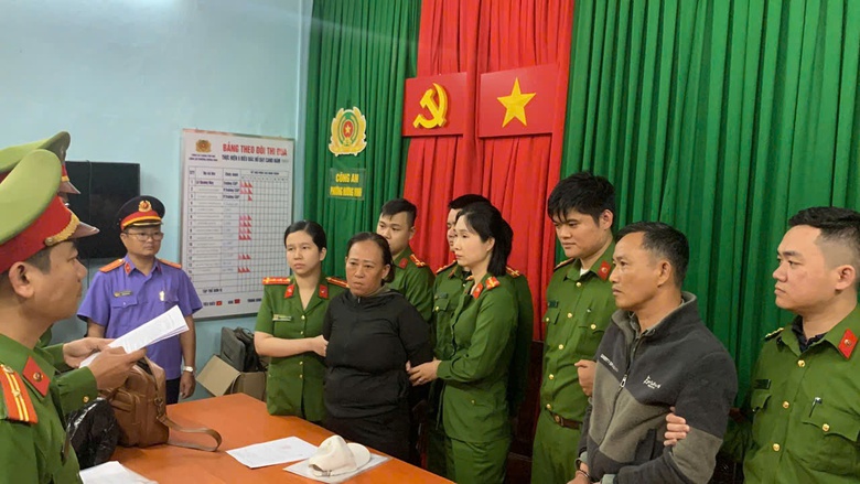 Bắt tạm giam hai đối tượng l&agrave;m giả giấy ph&eacute;p l&aacute;i xe- Ảnh 1.