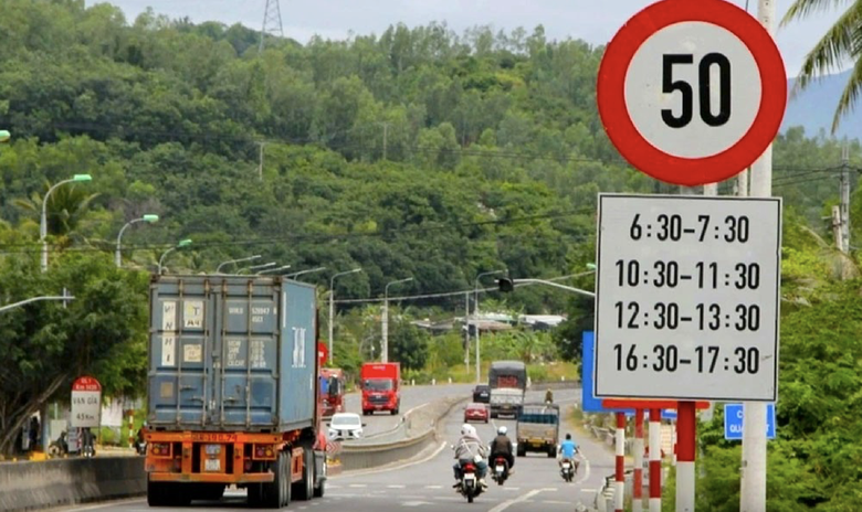 Xử l&yacute; dứt điểm bất cập đ&egrave;n t&iacute;n hiệu, biển b&aacute;o trong th&aacute;ng 4- Ảnh 1.