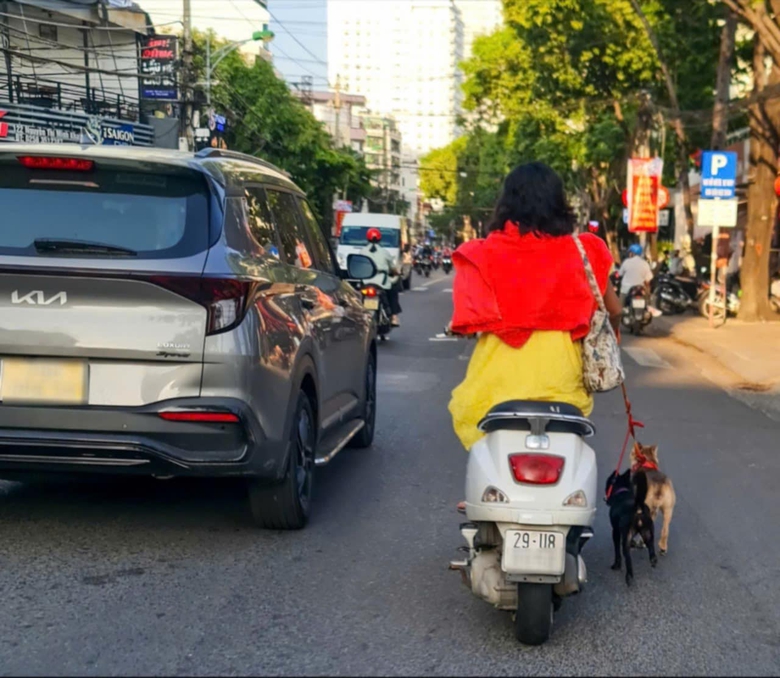 Xác minh người phụ nữ đi xe máy không mũ bảo hiểm, dắt chó cảnh trên phố Nha Trang- Ảnh 1. Xác minh người phụ nữ đi xe máy không mũ bảo hiểm, dắt chó cảnh trên phố Nha Trang- Ảnh 1.