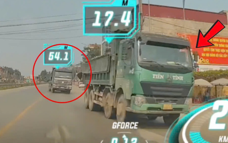 Xe tải thản nhi&ecirc;n đ&egrave; vạch, nối đu&ocirc;i nhau đi ngược chiều