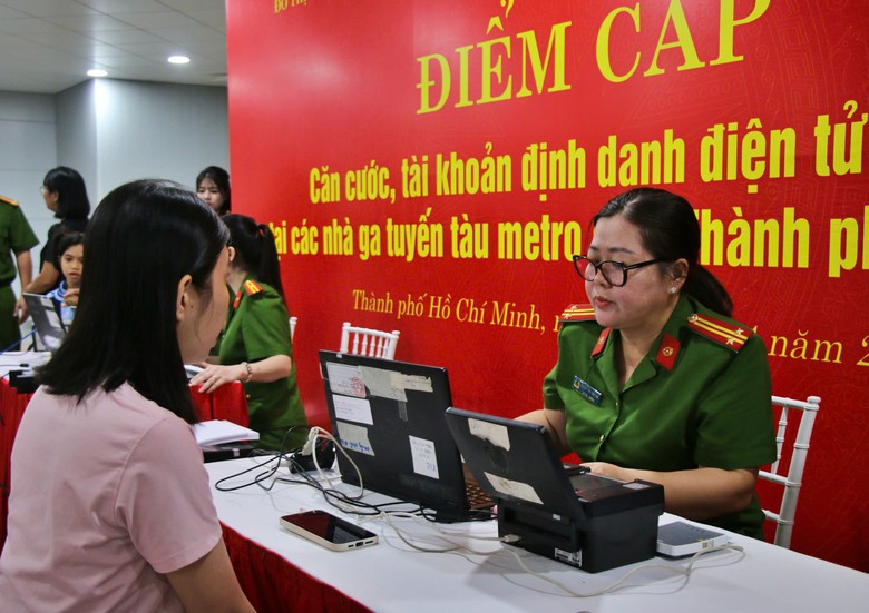 TP.HCM: C&ocirc;ng an cấp căn cước, t&agrave;i khoản định danh tại nh&agrave; ga metro Bến Th&agrave;nh- Ảnh 1.