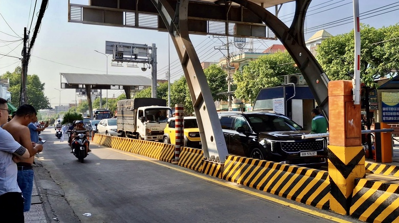 Đồng Nai: Ng&agrave;y đầu t&aacute;i thu ph&iacute; BOT 768, đường Đồng Khởi &ugrave;n tắc k&eacute;o d&agrave;i- Ảnh 1.