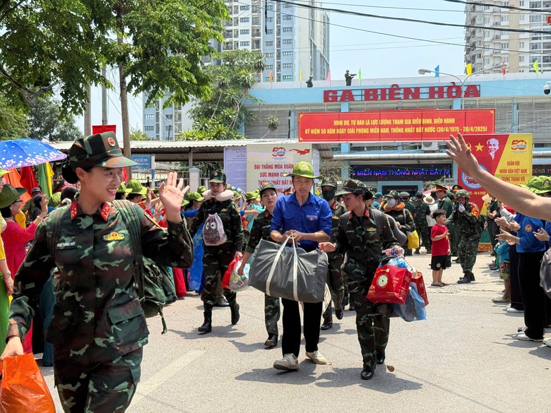 Những chuyến t&agrave;u đặc biệt chở qu&acirc;n nh&acirc;n đo&agrave;n diễu binh, diễu h&agrave;nh đến Đồng Nai- Ảnh 8.