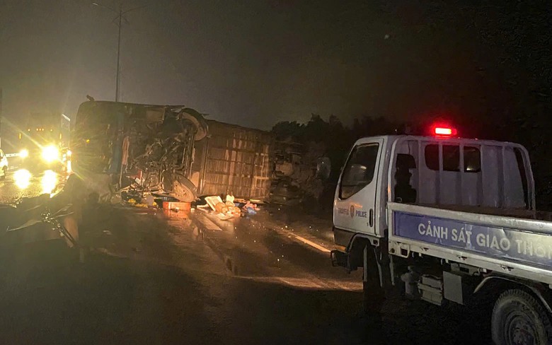 &Ocirc; t&ocirc; kh&aacute;ch lật tr&ecirc;n QL1 qua Quảng Trị, 3 người bị thương