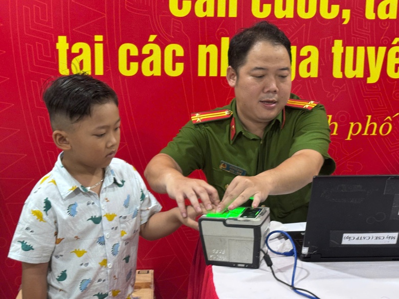 TP.HCM: C&ocirc;ng an cấp căn cước, t&agrave;i khoản định danh tại nh&agrave; ga metro Bến Th&agrave;nh- Ảnh 2.