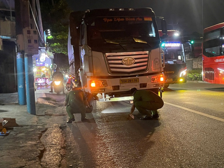 Nữ tài xế xe ôm công nghệ tử vong sau va chạm với ô tô tải ở Bình Dương- Ảnh 2. Nữ tài xế xe ôm công nghệ tử vong sau va chạm với ô tô tải ở Bình Dương- Ảnh 2.