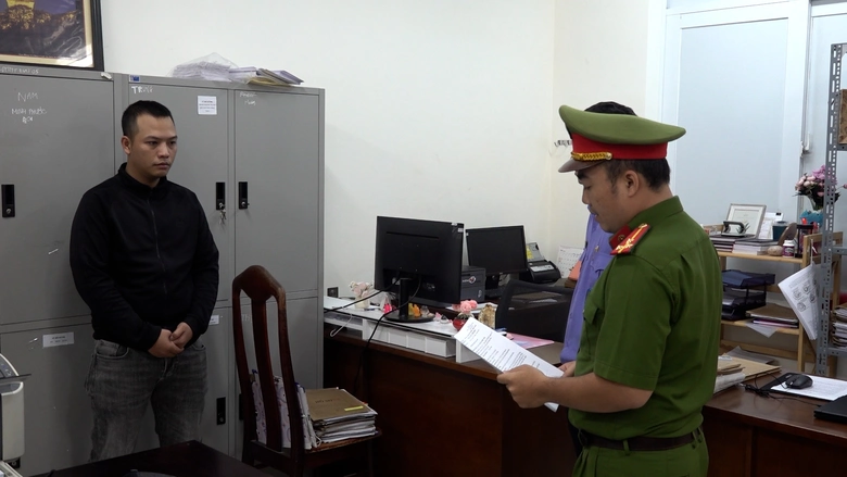Khởi tố thanh ni&ecirc;n chạy SH "th&ocirc;ng chốt" t&ocirc;ng CSGT ở Nha Trang- Ảnh 1.