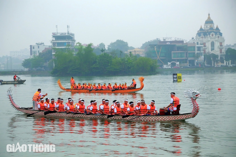 Người d&acirc;n đội mưa xem bơi chải tại lễ hội Đền H&ugrave;ng- Ảnh 5.