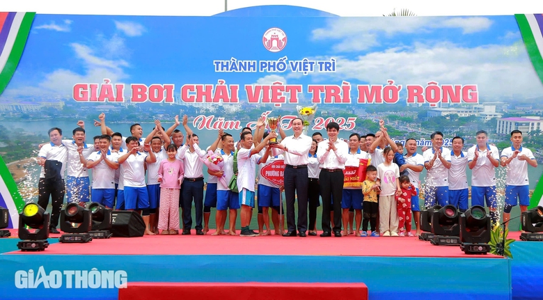 Người d&acirc;n đội mưa xem bơi chải tại lễ hội Đền H&ugrave;ng- Ảnh 8.