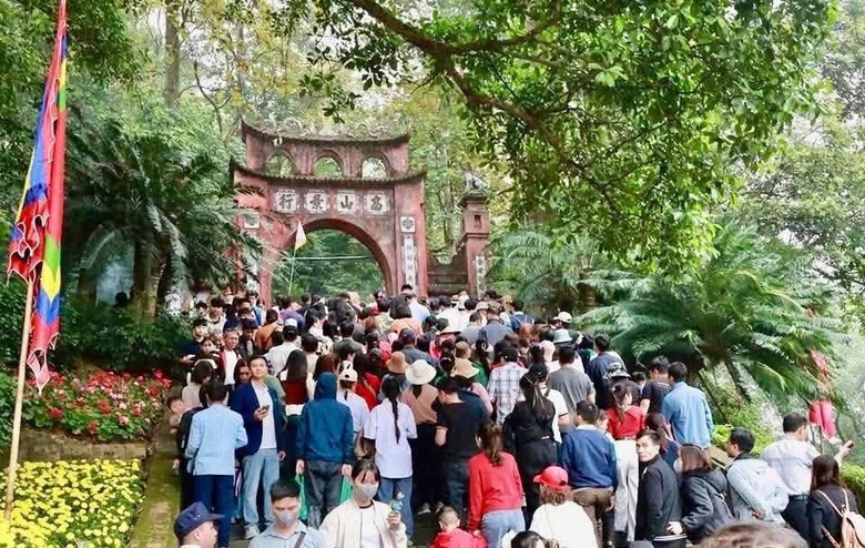 Biển người đội mưa đổ về Đền H&ugrave;ng trước ng&agrave;y Giỗ Tổ H&ugrave;ng Vương- Ảnh 8.