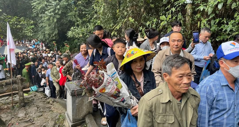 Biển người đội mưa đổ về Đền H&ugrave;ng trước ng&agrave;y Giỗ Tổ H&ugrave;ng Vương- Ảnh 3.