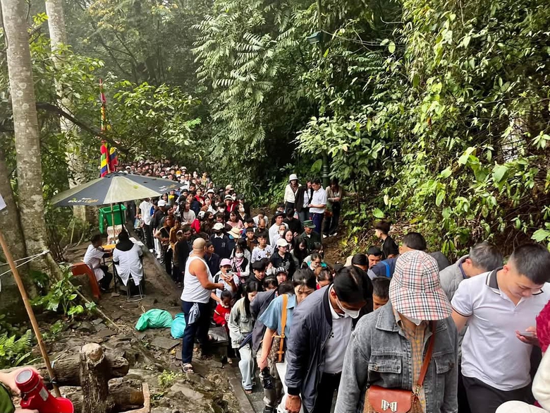 Biển người đội mưa đổ về Đền H&ugrave;ng trước ng&agrave;y Giỗ Tổ H&ugrave;ng Vương- Ảnh 4.