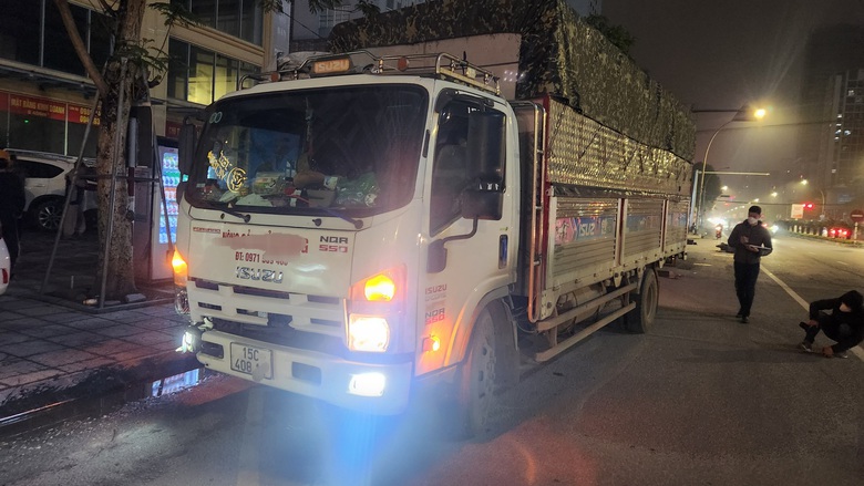 Hai mẹ con đi xe m&aacute;y va chạm với xe tải, con g&aacute;i tử vong- Ảnh 2.