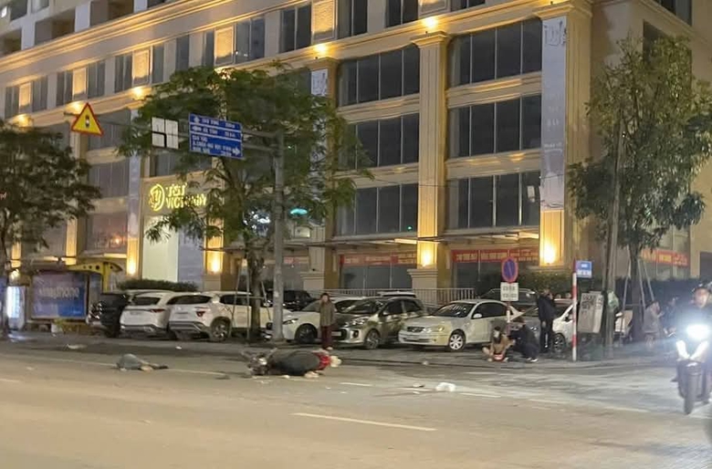 Hai mẹ con đi xe m&aacute;y va chạm với xe tải, con g&aacute;i tử vong- Ảnh 1.