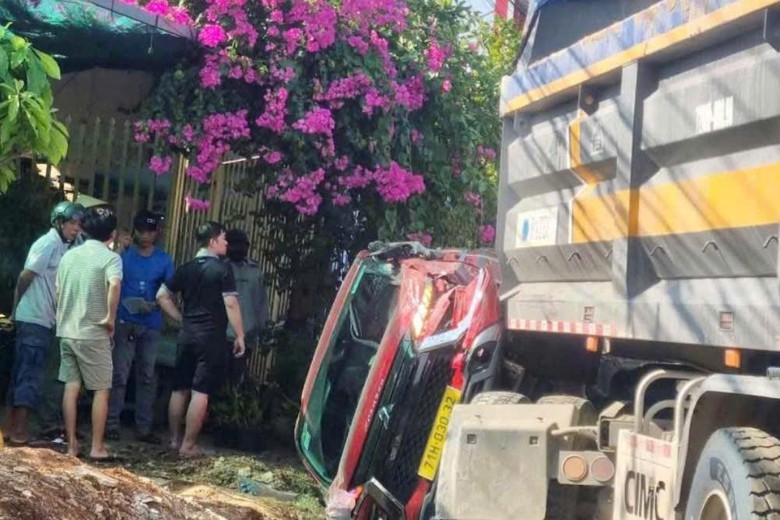 Xe đầu k&eacute;o mất l&aacute;i t&ocirc;ng &ocirc; t&ocirc; v&agrave; xe m&aacute;y, một người tử vong- Ảnh 1.