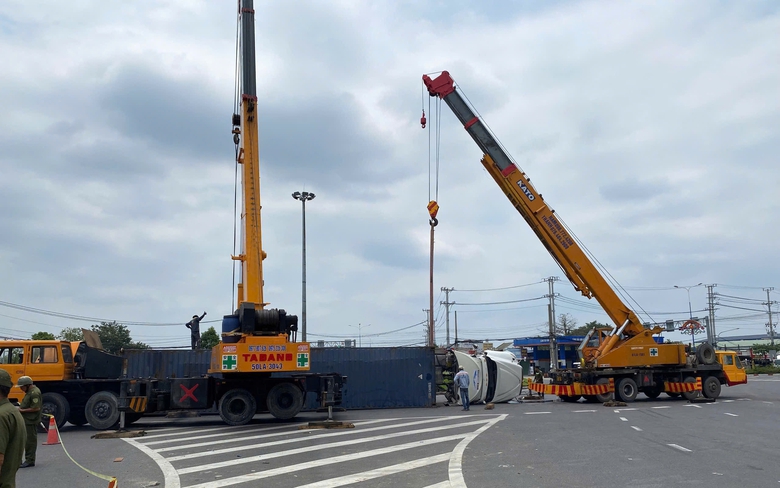 B&igrave;nh Dương: Xe container lật nh&agrave;o, chắn giữa v&ograve;ng xoay- Ảnh 1.