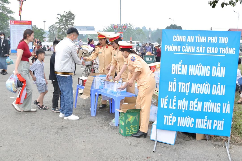 Những h&igrave;nh ảnh đẹp của CSGT tại lễ hội Đền H&ugrave;ng- Ảnh 4.