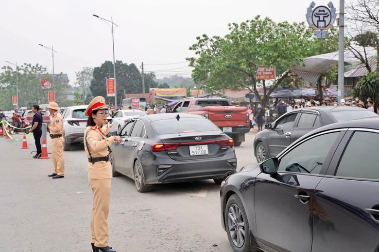 Những h&igrave;nh ảnh đẹp của CSGT tại lễ hội Đền H&ugrave;ng- Ảnh 8.