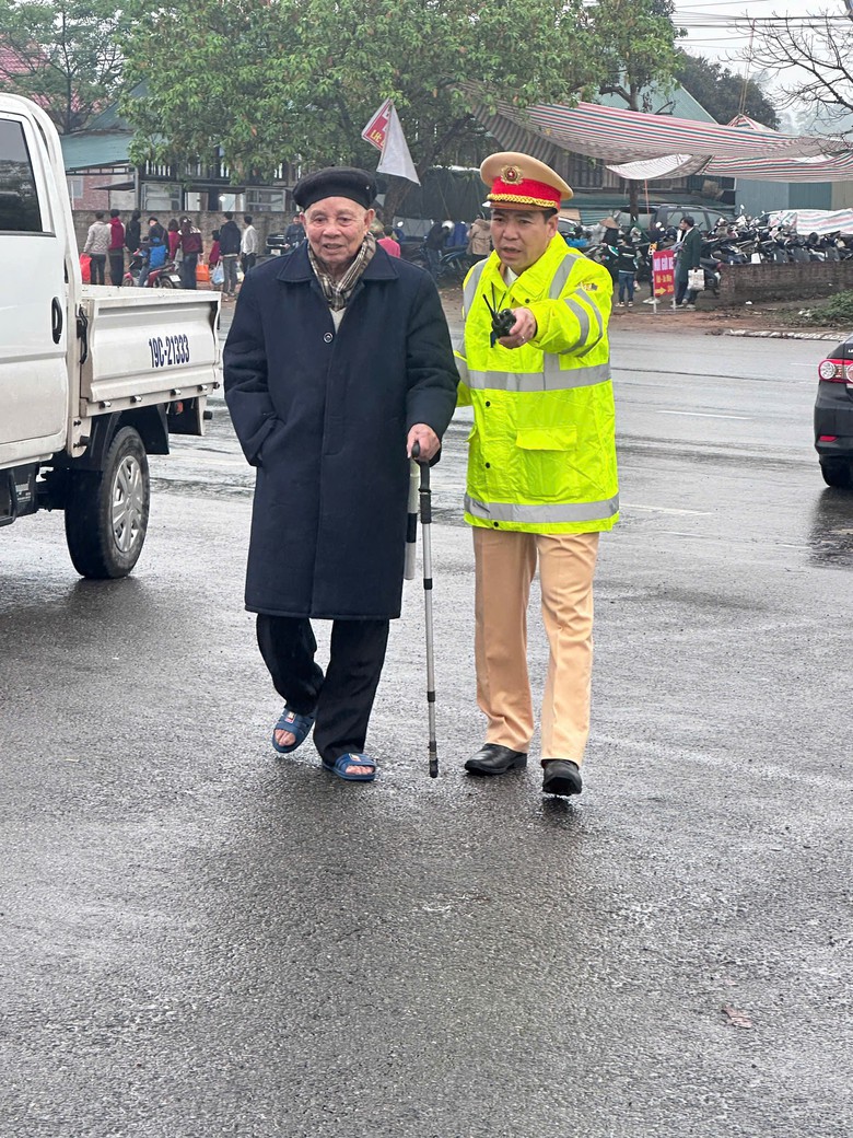 Những h&igrave;nh ảnh đẹp của CSGT tại lễ hội Đền H&ugrave;ng- Ảnh 3.