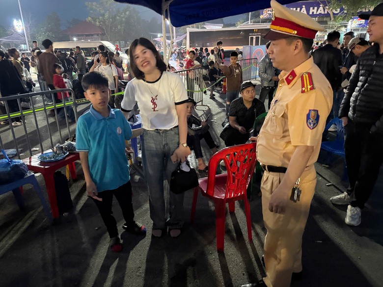 Những h&igrave;nh ảnh đẹp của CSGT tại lễ hội Đền H&ugrave;ng- Ảnh 5.