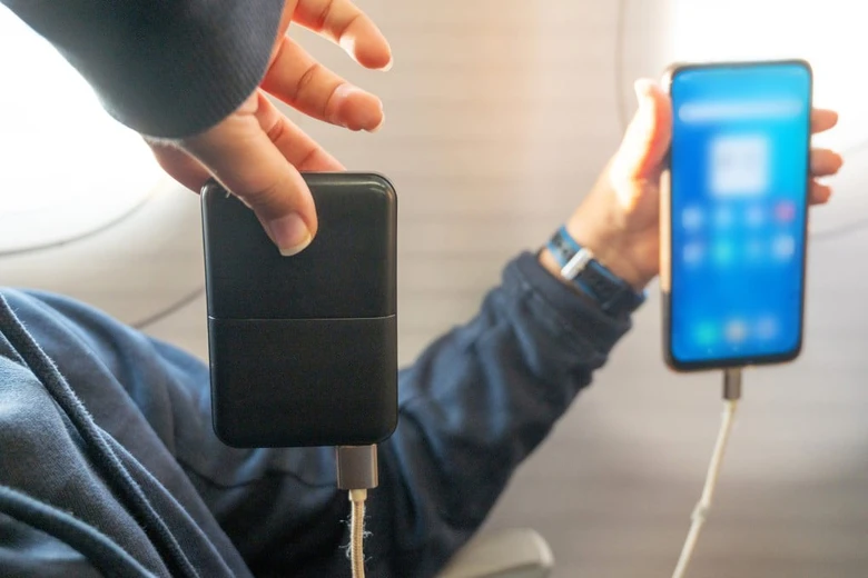 H&atilde;ng h&agrave;ng kh&ocirc;ng Hong Kong (Trung Quốc) cấm tổ bay mang pin sạc dự ph&ograve;ng- Ảnh 2.