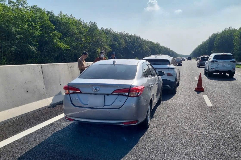 Tai nạn li&ecirc;n ho&agrave;n 6 &ocirc; t&ocirc; tr&ecirc;n cao tốc Phan Thiết - Dầu Gi&acirc;y, &ugrave;n tắc 7km- Ảnh 1.