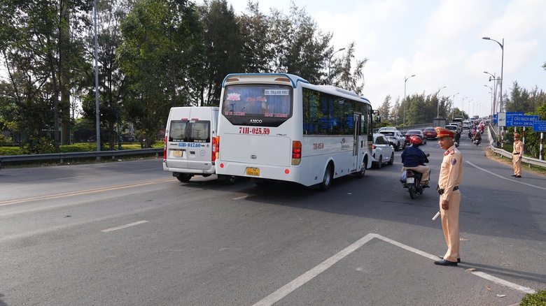 Va chạm xe container tr&ecirc;n đường tỉnh, thanh ni&ecirc;n 27 tuổi tử vong tại chỗ- Ảnh 2.