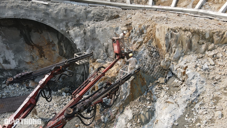 Thi c&ocirc;ng xuy&ecirc;n lễ tr&ecirc;n c&aacute;c dự &aacute;n chia tải cho quốc lộ 1A qua Quảng B&igrave;nh- Ảnh 9.