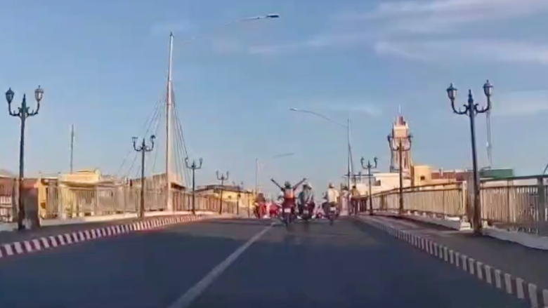 Đ&atilde; x&aacute;c định danh t&iacute;nh người chạy xe m&aacute;y bu&ocirc;ng 2 tay, nằm tr&ecirc;n y&ecirc;n ở Bạc Li&ecirc;u- Ảnh 1.