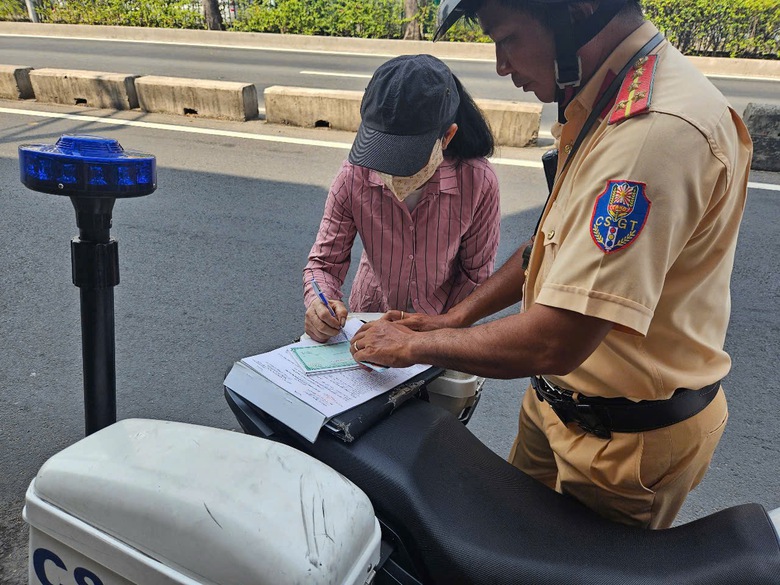 TP.HCM: Nhiều người bị xử phạt v&igrave; qua đường sai quy định- Ảnh 3.