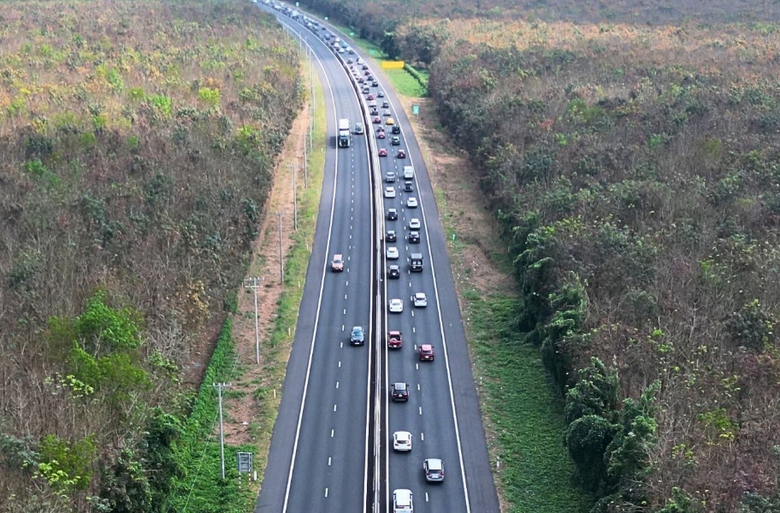 Tai nạn li&ecirc;n ho&agrave;n 6 &ocirc; t&ocirc; tr&ecirc;n cao tốc Phan Thiết - Dầu Gi&acirc;y, &ugrave;n tắc 7km- Ảnh 3.