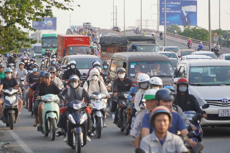 Người d&acirc;n &ugrave;n &ugrave;n trở lại TP.HCM sau lễ Giỗ Tổ, cửa ng&otilde; &ugrave;n ứ k&eacute;o d&agrave;i- Ảnh 1.