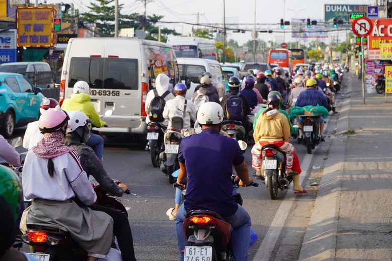 Người d&acirc;n &ugrave;n &ugrave;n trở lại TP.HCM sau lễ Giỗ Tổ, cửa ng&otilde; &ugrave;n ứ k&eacute;o d&agrave;i- Ảnh 4.